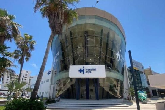 Hombre fallece frente a playa del hotel Ritz Carlton